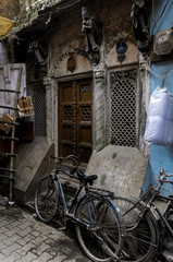 Fototapeta na wymiar bicicletas esperando en callejón de la India