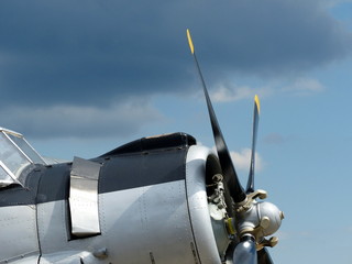 Sternmotor mit Propeller eines alten Doppeldecker vor dunklen Wolken im Sommer beim Flugplatzfest...