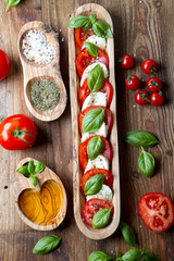 Ser mozzarella z pomidorami i bazylią © Patryk Michalski