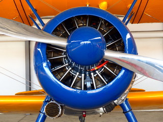Auf Hochglanz polierter Propeller mit blauem Spinner und Sternmotor des alten Doppeldecker als...