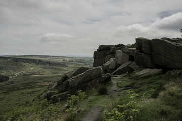 ŚCIEŻKA WZDŁUŻ GŁAZÓW, PEAK DISTRICT, WIELKA BRYTANIA