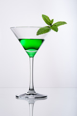 Elenganter grüner Cocktail mit  Minze