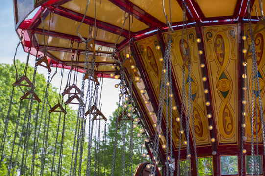 Chain swing carousel ride