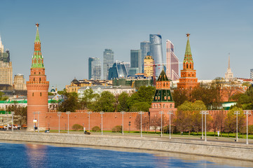 Obraz premium Morning view of Bolshoy Kamenny Bridge over Moskva River, embankments, Kremlin Towers, businness complex Moscow City in Moscow, Russia.
