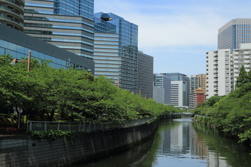 目黒川沿いに延びる高層ビル群
