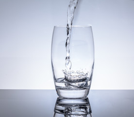 Wasser in das Glas einfüllen - Spritzer im Glas
