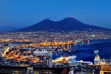 Poster Neapel und Vesuv-Panoramablick bei Nacht, Italien © tanialerro