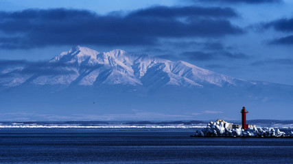 斜里岳と灯台 © 憲典 橋本
