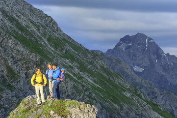 Wanderer genie&szlig;en die Morgensonne bei einer Pause