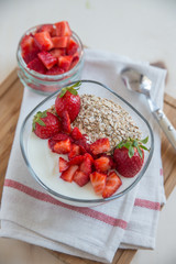 Joghurt mit Müsli und Erdbeeren
