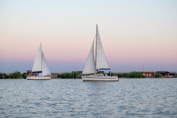Obraz premium Yachts in the sunset