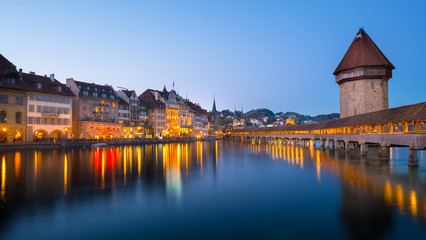 Obraz premium Historic city center of Lucerne with famous Chapel Bridge and lake Lucerne (Vierwaldstatersee), Canton of Lucerne, Switzerland