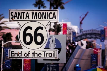 Zelfklevend Fotobehang Iconische Route 66 Einde van het padbord bij Santa Monica Pier © Andy Konieczny