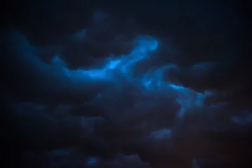 Photo sur Plexiglas Nuit Ciel sombre et nuages noirs avant la pluie, nuage noir dramatique et orage la nuit
