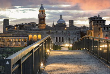 Mantova, veduta con monumenti al tramonto