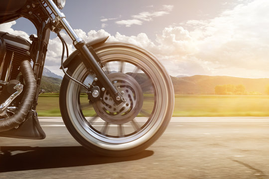 Motorrad f&auml;hrt auf Stra&szlig;e