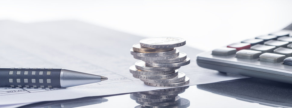 Finanzen, Euro, Münzstapel auf Tabellen mit Stift und Taschenrechner, Panorama, Hintergrund