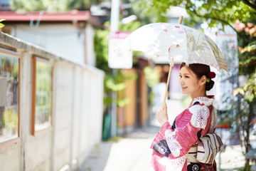 日傘を持った浴衣の女性