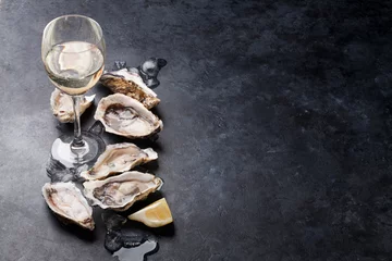 Schilderijen op glas Oysters with lemon and white wine © karandaev