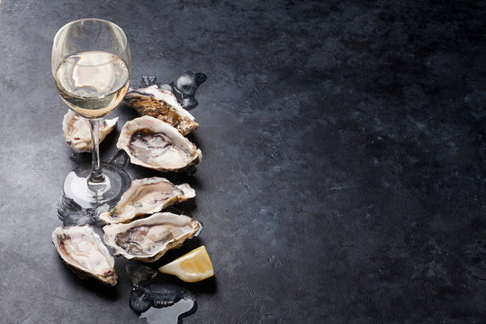 Oysters with lemon and white wine