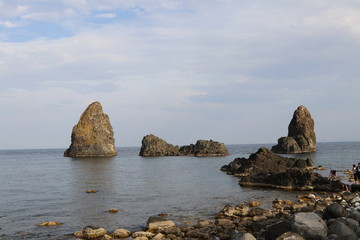 Acitrezza i faraglioni