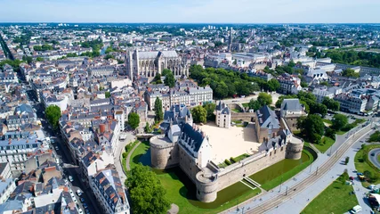 Photo sur Plexiglas Monument historique Panorama sur le centre historique de Nantes et le château des Ducs de Bretagne en Loire Atlantique, France