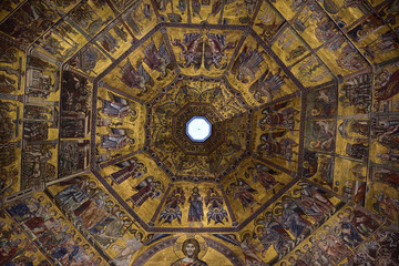 Fototapeta na wymiar Kuppel des Baptisteriums in Florenz von Innen, Mosaik, gold
