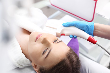 Laserowe usuwanie owłosienia z twarzy. Kobieta w klinice medycyny estetycznej - obrazy, fototapety, plakaty