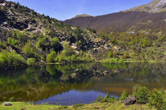 Etang de Lers dans les Pyr&eacute;n&eacute;es Ari&eacute;geoises, d&eacute;partement de l'Ari&egrave;ge en r&eacute;gion Occitanie, France