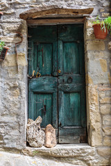 Fototapeta na wymiar Entrance to the old Italian house