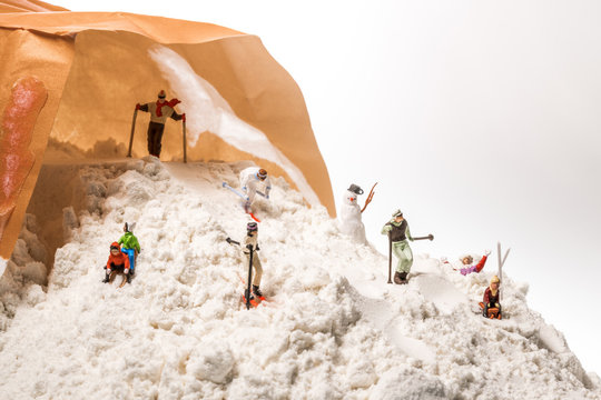 H0-Figuren haben m&auml;chtig Spa&szlig; in ihrer Schneepiste aus Weizenmehl