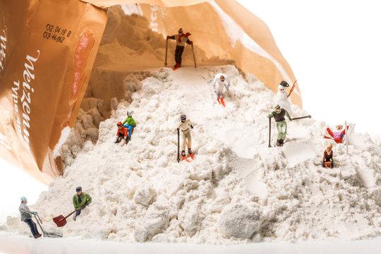 Mehl aus der Packung als Skipiste und Schlittenberg f&uuml;r H0-Figuren