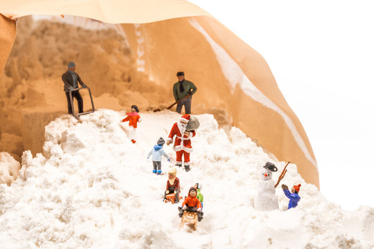 Mehl aus der Packung als Schlittenberg zur Weihnachtszeit f&uuml;r H0-Figuren
