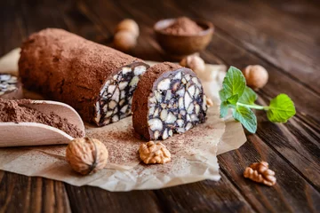 Foto op Canvas Chocoladesalami - traditioneel dessert met walnoot en koekjes © noirchocolate