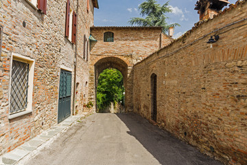 Fototapeta na wymiar Courtyard of the medieval Italian castle
