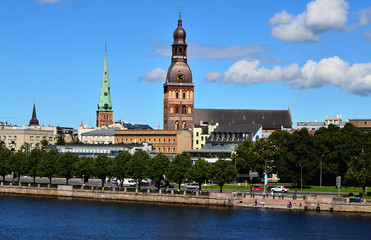 Fototapeta na wymiar vue de Riga depuis le fleuve
