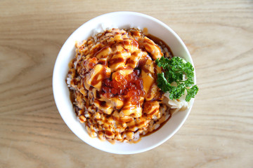 salmon sushi rice don with spicy sauce