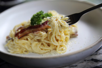Spaghetti white sauce with bacon and cheese