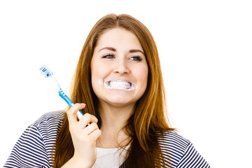 Woman brushing cleaning teeth.