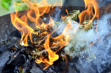 Grill mit Feuer und grauem Qualm