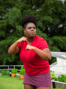 Mulher negra praticando esportes ao ar livre