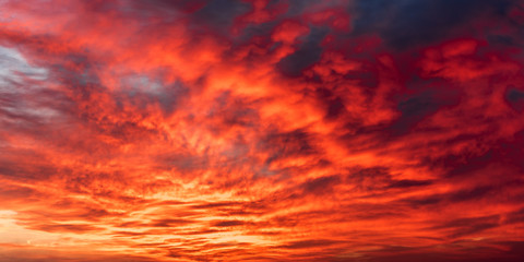 Roter Himmel bei Sonnenaufgang