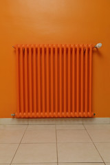 radiateur peint en orange, couleur du mur