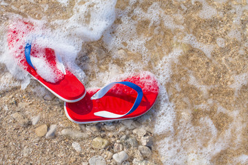 Sandale am Strand mit Schaum beim schwimmen und entspannen