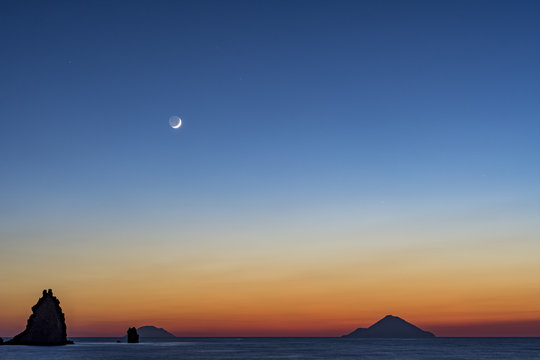Vista dalla spiaggia delle Sabbie Nere al tramonto, isola di Vulcano - arcipelago delle Isole Eolie IT