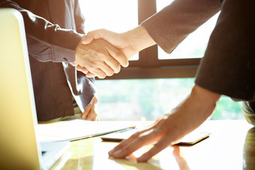 Obraz premium Business handshake and business people. Business executives to congratulate the joint business agreement.Vintage tone Retro filter effect,soft focus,low light.