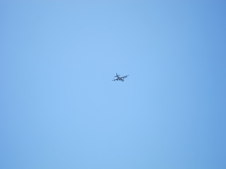 プロペラ機と青空