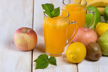 Натуральный сок из фруктов,тропические фрукты