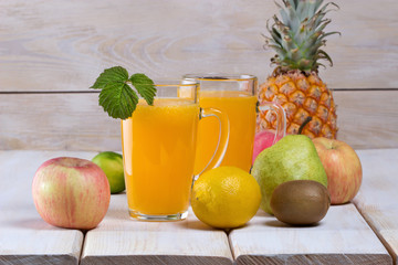 Натуральный сок из фруктов,фрукты на деревянном столе