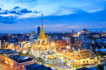 Naklejka premium Wat Trimitr w dzielnicy Chinatown lub Yaowarat w Bangkoku, Bangkok, Tajlandia